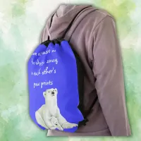 Polar bear mom with her cub | drawstring bag