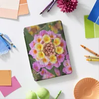 Makro: Pink and Yellow Lantana Flower iPad Air Cover