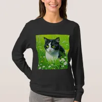 Adorable Cat sitting in a field of Daisies  T-Shirt