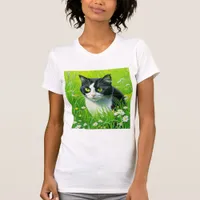 Adorable Cat sitting in a field of Daisies  T-Shirt