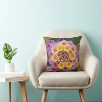 Makro: Pink and Yellow Lantana Flower Throw Pillow